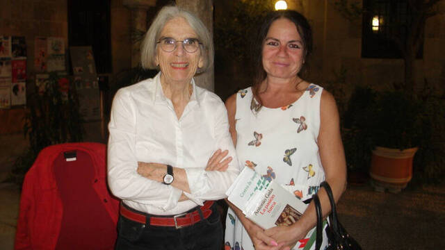 Las escritoras Donna Leon y Pilar Redondo en un acto cultural
