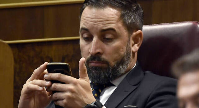 El líder de Vox, Santiago Abascal, mirando las redes sociales.