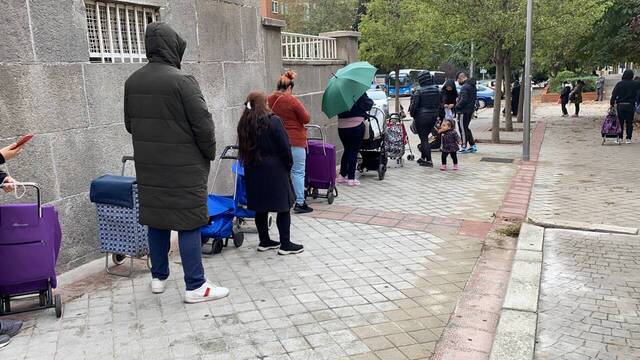 Varios ciudadanos guardan cola para conseguir alimentos en la Fundación Madrina | Foto: Fundación Madrina