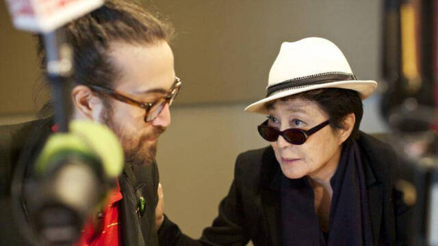 Sean Lennon junto a su madre, Yoko Ono. 