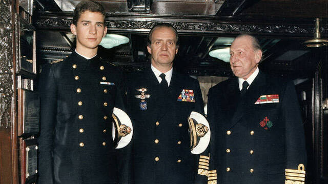 El entonces príncipe Felipe junto al Rey Juan Carlos I y Don Juan de Borbón.