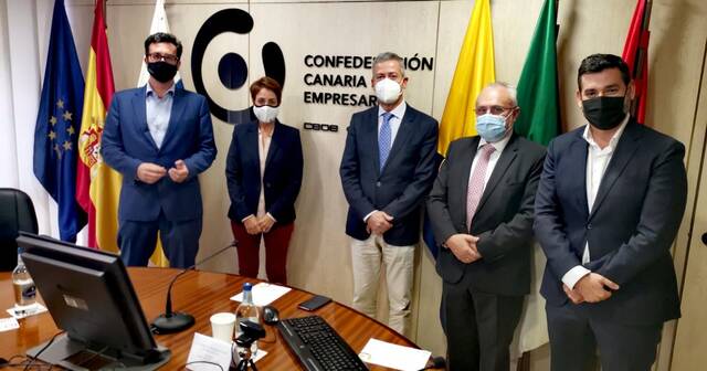 Onalia Bueno con miembros de la Confederación de Canaria de Empresarios.