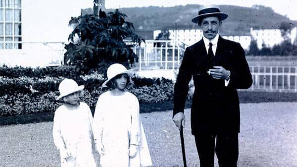 Las pequeñas Beatriz y Cristina con su padre Alfonso XIII.