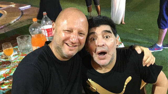 Mariano Israelit y Diego Maradona.