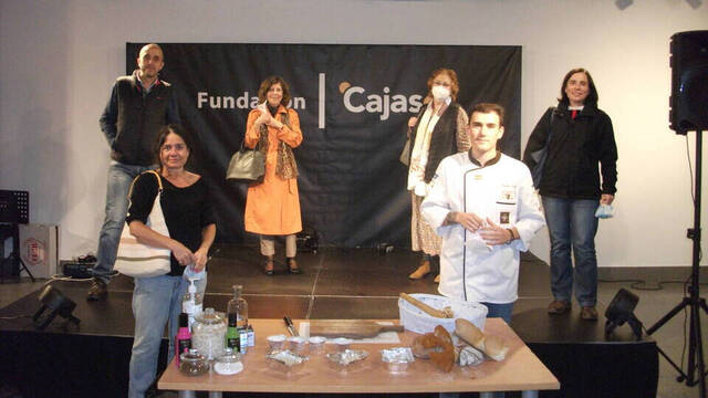 Algunos de los participantes con el maestro panadero: Francisco Recio.