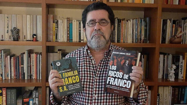 Mariano Sánchez Soler con dos de sus libros. 