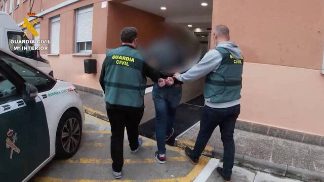 El detenido custodiado por la Guardia Civil.