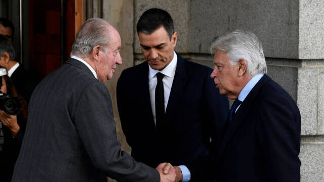 El Rey Juan Carlos, Pedro Sánchez y Felipe González.