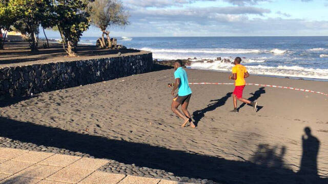 Inmigrantes haciendo ejercicios en la playa.