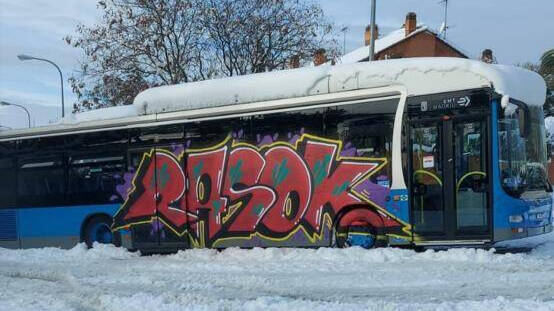 Un autobús pintado de grafitis.