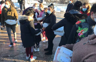 Los niños de la Cañada Real en Madrid, auxiliados con mantas y bombonas de gas para combatir la hipotermia