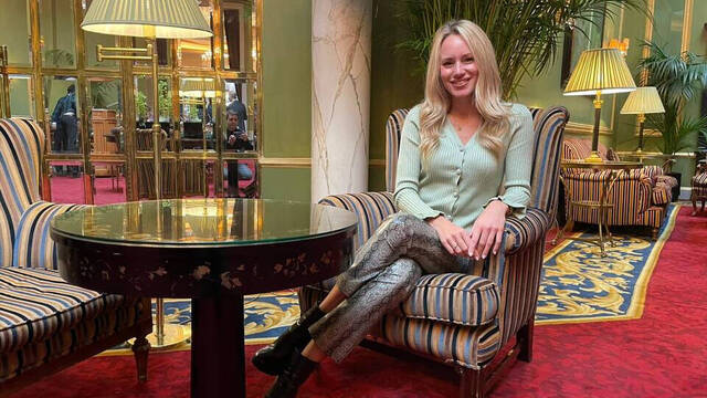 Macarena Hoffman en el vestíbulo del hotel Wellington.