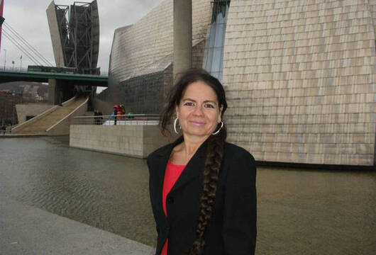 Pilar Redondo en Bilbao, Museo Guggenhein, antes de pronunciar la conferencia titulada: Nieve y arte pictórico.
