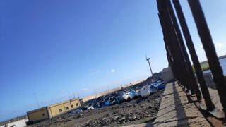 Mercado negro de pateras en Canarias: Las mafias recuperan los motores de los cayucos abandonados en la costa