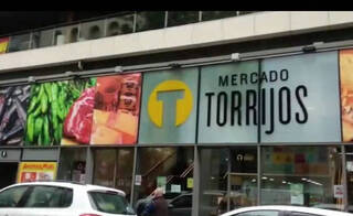Comerciantes y vecinos plantan cara al cierre definitivo del madrileño Mercado de Torrijos 