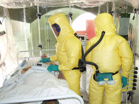 Profesionales sanitarios con enfermo de Ébola