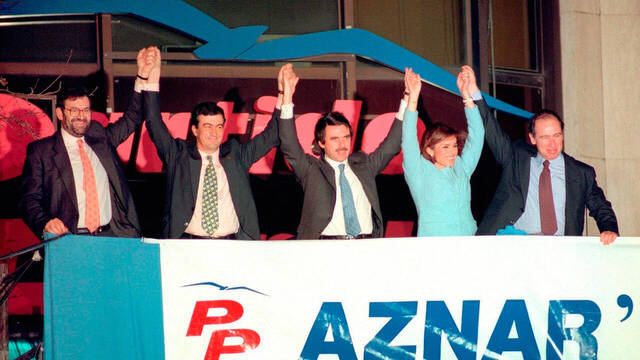 El 'dream team' del PP celebrando su triunfo en 1996: Mariano Rajoy, Álvarez Cascos, José María Aznar, Ana Botella y Rodrigo Rato. 