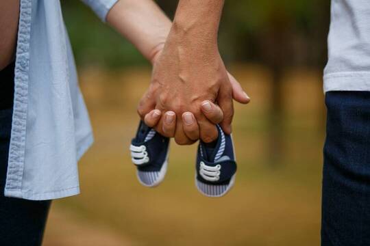 Imagen de las manos de una pareja que espera un hijo
