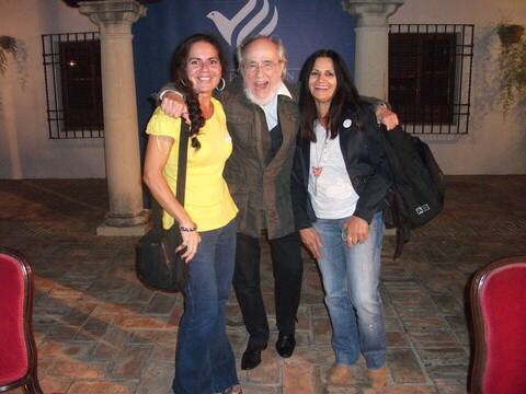 Las escritoras Estrella Cuadrado y Pilar Redondo con Ginés Liébana.
