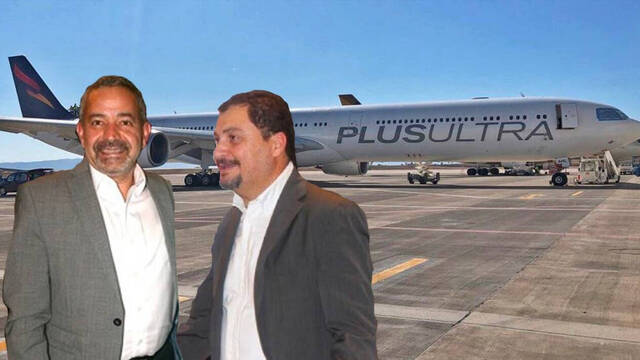 Rodolfo Reyes y Camilo Ibrahim con un avión de Plus Ultra.