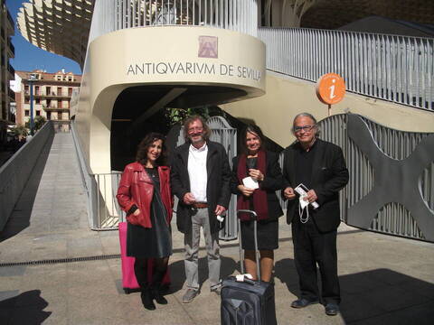 Sevilla, entrada al Antiquarium. Estela del Carmen, Javier Arnaiz, Pilar Redondo, Chema.