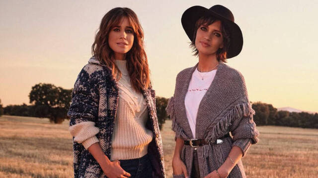 Las periodistas Isabel Jiménez (i) y Sara Carbonero (d) posan en una campaña de su marca de moda `Slow Love´. 