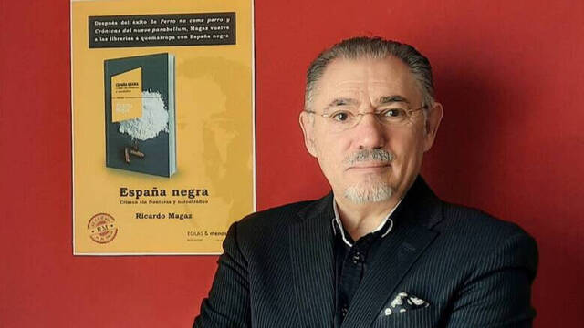 Ricardo Magaz con su libro 'España negra'. 