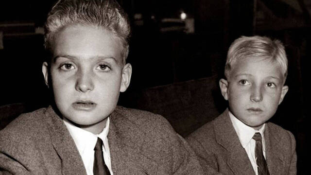Imagen del rey Juan Carlos y su hermano Alfonsito