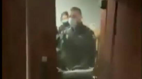 Captura del vídeo colgado en redes sociales sobre la irrupción policial.