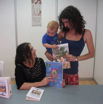 Tiempo atrás en una firma de libros. Las ecritoras Julia Cañero y Pilar Redondo 