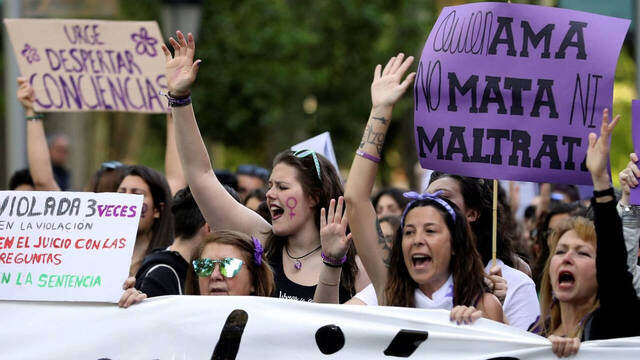 Varias mujeres con carteles durante una manifestación feminista. 