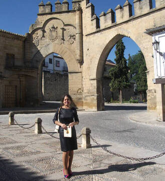 Pilar Redondo en Baeza, en la Plaza del Pópulo, en una actividad sobre el Día Internacional de los Monumentos y Sitios