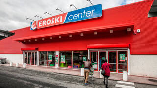 El nacionalismo vasco se revuelve contra Eroski por comprar leche en una polémica granja navarra