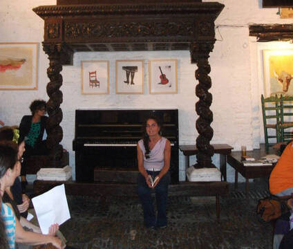 Pilar Redondo en Sevilla, en La Carbonería, en una charla-lectura en defensa de la cultura.
