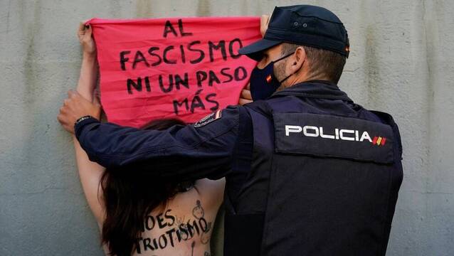 Policía sujetando a activista de Femen en Madrid