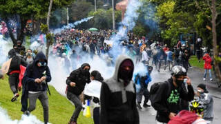 Vídeos: Colombianos protestan en Madrid mientras su país se desangra con 24 muertos y 800 heridos hasta el momento