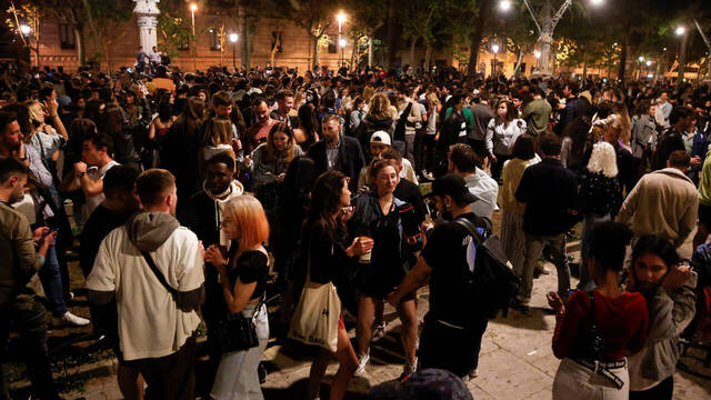 Jóvenes de fiesta en Madrid la noche del fin del Estado de Alarma.