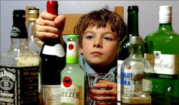 Menor de edad cogiendo botellas de alcohol.