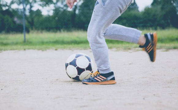 Un niño jugando con una pelota. 