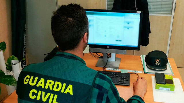 Guardia Civil estudiando una posible ciberestafa.
