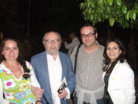 José Manuel Caballero Bonald con otros escritores, entre ellos: Estrella Cuadrado y Pilar Redondo, en un acto cultural.