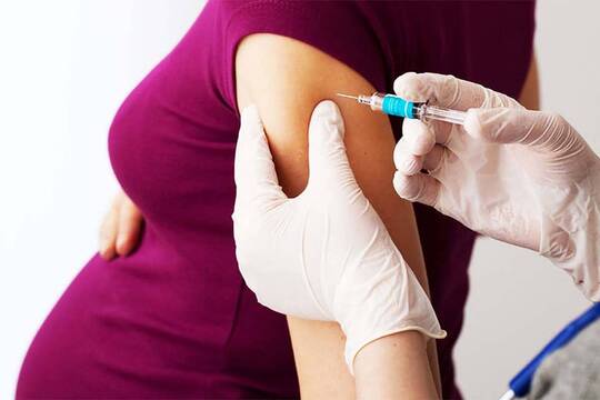 Mujer embarazada recibiendo vacuna