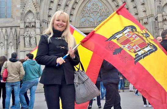 Carlota Sales con la bandera franquista.