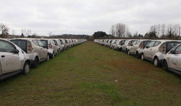 Pasillo con coches abandonados a cada lado en el descampado de Francia