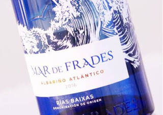 Mar de Frades renueva su conocida botella azul para que pese menos por su compromiso con el medioambiente