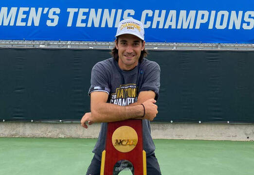 Alejandro Ortega, con el trofeo de campeón universitario de tenis de Estados Unidos.