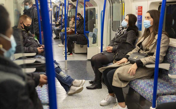 Personas utilizan la mascarilla en el metro. 