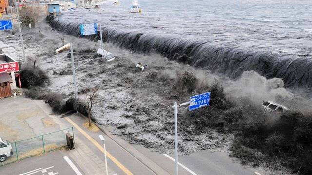 Tsunami en las costas de Japón producido por un maremoto.