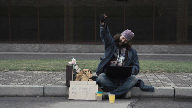 Persona sin hogar mostrando su esperanza.