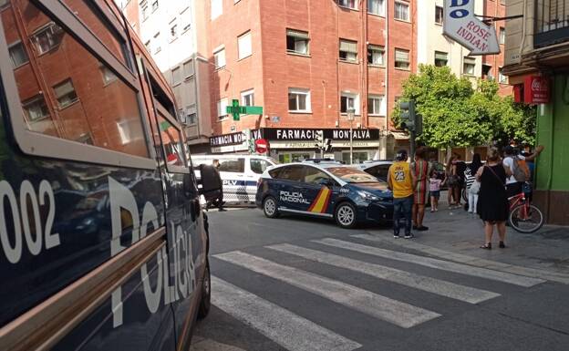 Tres vehículos policiales, ayer, en el barrio valenciano de Orriols.